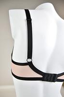 Biustonosz miękki w konstrukcji COSMO z miseczkami wykonanymi z dwóch warstw tiulu. Konstrukcja jednocześnie stabilna i lekka, krój miseczek z czarnymi przeszyciami dodaje zmysłowego charakteru a całość zwieńczają paseczki na dekolcie. Haftki i regulatory w złotym kolorze nadają całości elegancji. Biustonosz idealnie sprawdzi się na niemal każdym biuście!
Skład: 85% Poliamid, 10% Elastan, 5% Poliester.