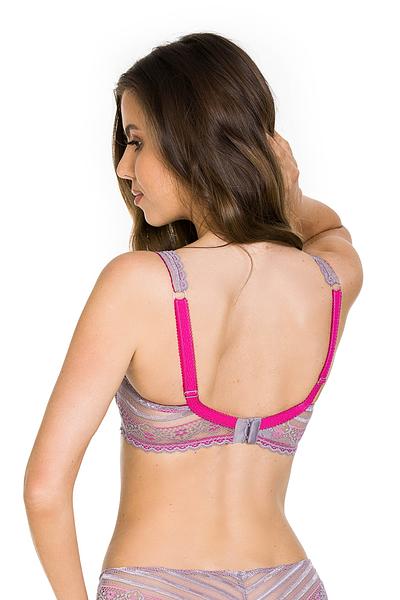 Miękka braletka na mniejszy i średni biust.
Miseczki wykonane z beżowj siateczki doskonale podtrzymującej biust, wierzch pokryty koronką, która zdobi dekolt. Brzeg koronki podszyty silikonowym paskiem co zapewni przyleganie koronki do dekoltu.
Obwód z koronki, brak bocznych fiszbin. Ramiączka amarantowe ze srebrnymi regulatorami.
Skład surowcowy: 88% Poliamid, 8% Bawełna, 4% Elastan
 