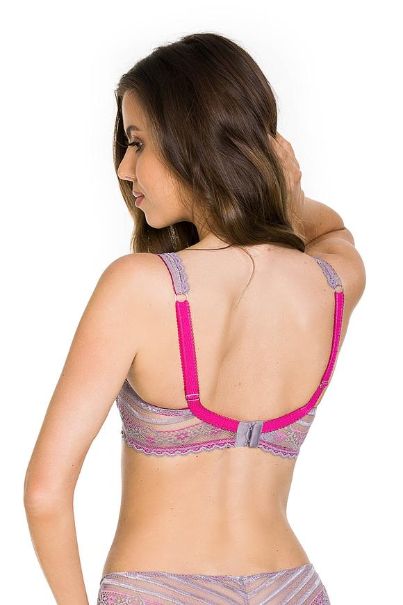 Miękka braletka na mniejszy i średni biust.
Miseczki wykonane z beżowj siateczki doskonale podtrzymującej biust, wierzch pokryty koronką, która zdobi dekolt. Brzeg koronki podszyty silikonowym paskiem co zapewni przyleganie koronki do dekoltu.
Obwód z koronki, brak bocznych fiszbin. Ramiączka amarantowe ze srebrnymi regulatorami.
Skład surowcowy: 88% Poliamid, 8% Bawełna, 4% Elastan
 