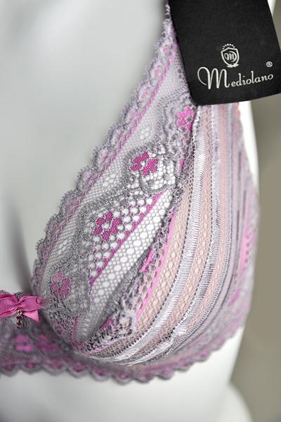 Miękka braletka na mniejszy i średni biust.
Miseczki wykonane z beżowj siateczki doskonale podtrzymującej biust, wierzch pokryty koronką, która zdobi dekolt. Brzeg koronki podszyty silikonowym paskiem co zapewni przyleganie koronki do dekoltu.
Obwód z koronki, brak bocznych fiszbin. Ramiączka amarantowe ze srebrnymi regulatorami.
Skład surowcowy: 88% Poliamid, 8% Bawełna, 4% Elastan
 