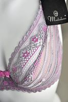 Miękka braletka na mniejszy i średni biust.
Miseczki wykonane z beżowj siateczki doskonale podtrzymującej biust, wierzch pokryty koronką, która zdobi dekolt. Brzeg koronki podszyty silikonowym paskiem co zapewni przyleganie koronki do dekoltu.
Obwód z koronki, brak bocznych fiszbin. Ramiączka amarantowe ze srebrnymi regulatorami.
Skład surowcowy: 88% Poliamid, 8% Bawełna, 4% Elastan
 