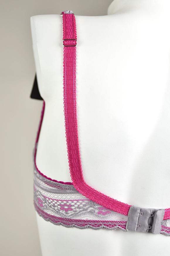 Miękka braletka na mniejszy i średni biust.
Miseczki wykonane z beżowj siateczki doskonale podtrzymującej biust, wierzch pokryty koronką, która zdobi dekolt. Brzeg koronki podszyty silikonowym paskiem co zapewni przyleganie koronki do dekoltu.
Obwód z koronki, brak bocznych fiszbin. Ramiączka amarantowe ze srebrnymi regulatorami.
Skład surowcowy: 88% Poliamid, 8% Bawełna, 4% Elastan
 