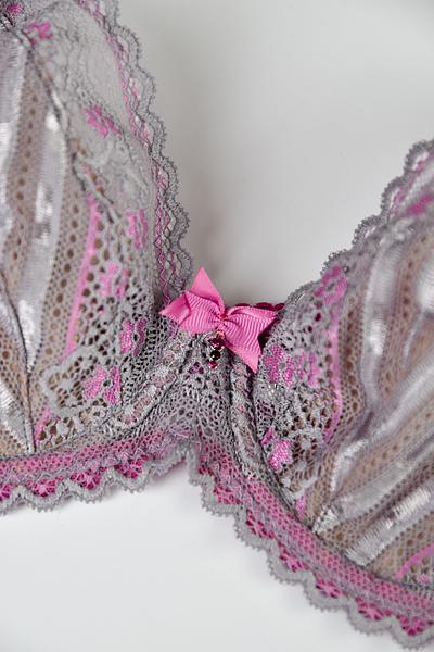 Miękka braletka na mniejszy i średni biust.
Miseczki wykonane z beżowj siateczki doskonale podtrzymującej biust, wierzch pokryty koronką, która zdobi dekolt. Brzeg koronki podszyty silikonowym paskiem co zapewni przyleganie koronki do dekoltu.
Obwód z koronki, brak bocznych fiszbin. Ramiączka amarantowe ze srebrnymi regulatorami.
Skład surowcowy: 88% Poliamid, 8% Bawełna, 4% Elastan
 