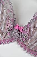 Miękka braletka na mniejszy i średni biust.
Miseczki wykonane z beżowj siateczki doskonale podtrzymującej biust, wierzch pokryty koronką, która zdobi dekolt. Brzeg koronki podszyty silikonowym paskiem co zapewni przyleganie koronki do dekoltu.
Obwód z koronki, brak bocznych fiszbin. Ramiączka amarantowe ze srebrnymi regulatorami.
Skład surowcowy: 88% Poliamid, 8% Bawełna, 4% Elastan
 