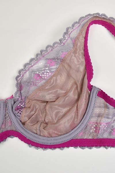 Miękka braletka na mniejszy i średni biust.
Miseczki wykonane z beżowj siateczki doskonale podtrzymującej biust, wierzch pokryty koronką, która zdobi dekolt. Brzeg koronki podszyty silikonowym paskiem co zapewni przyleganie koronki do dekoltu.
Obwód z koronki, brak bocznych fiszbin. Ramiączka amarantowe ze srebrnymi regulatorami.
Skład surowcowy: 88% Poliamid, 8% Bawełna, 4% Elastan
 