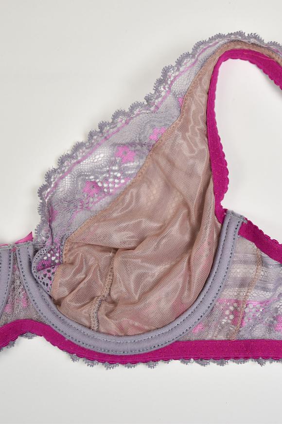 Miękka braletka na mniejszy i średni biust.
Miseczki wykonane z beżowj siateczki doskonale podtrzymującej biust, wierzch pokryty koronką, która zdobi dekolt. Brzeg koronki podszyty silikonowym paskiem co zapewni przyleganie koronki do dekoltu.
Obwód z koronki, brak bocznych fiszbin. Ramiączka amarantowe ze srebrnymi regulatorami.
Skład surowcowy: 88% Poliamid, 8% Bawełna, 4% Elastan
 