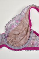 Miękka braletka na mniejszy i średni biust.
Miseczki wykonane z beżowj siateczki doskonale podtrzymującej biust, wierzch pokryty koronką, która zdobi dekolt. Brzeg koronki podszyty silikonowym paskiem co zapewni przyleganie koronki do dekoltu.
Obwód z koronki, brak bocznych fiszbin. Ramiączka amarantowe ze srebrnymi regulatorami.
Skład surowcowy: 88% Poliamid, 8% Bawełna, 4% Elastan
 