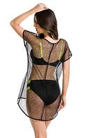 Sukienka plażowa wykonana z siateczki to idealne uzupełnienie kostiumu kąpielowego.
Fason luźny, tył wydłużony. szeroki rękaw.
Skład surowcowy: Sukienka – 94% Poliamid, 6% Elastan