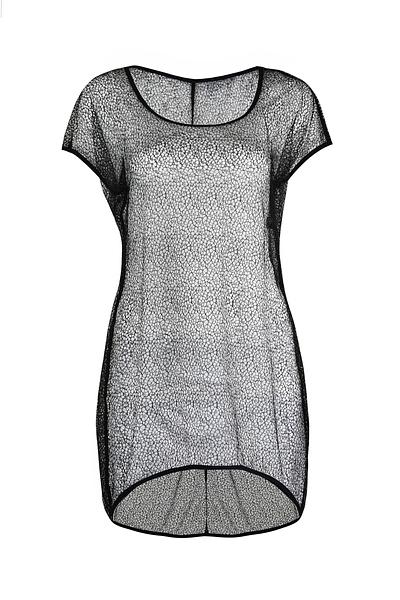 Sukienka plażowa wykonana z siateczki to idealne uzupełnienie kostiumu kąpielowego.
Fason luźny, tył wydłużony. szeroki rękaw.
Skład surowcowy: Sukienka – 94% Poliamid, 6% Elastan