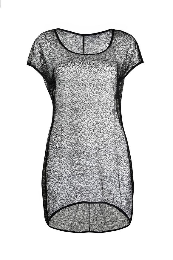 Sukienka plażowa wykonana z siateczki to idealne uzupełnienie kostiumu kąpielowego.
Fason luźny, tył wydłużony. szeroki rękaw.
Skład surowcowy: Sukienka – 94% Poliamid, 6% Elastan