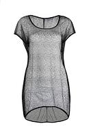 Sukienka plażowa wykonana z siateczki to idealne uzupełnienie kostiumu kąpielowego.
Fason luźny, tył wydłużony. szeroki rękaw.
Skład surowcowy: Sukienka – 94% Poliamid, 6% Elastan