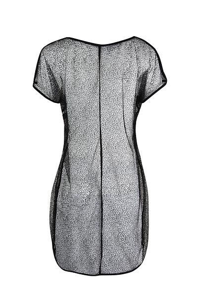 Sukienka plażowa wykonana z siateczki to idealne uzupełnienie kostiumu kąpielowego.
Fason luźny, tył wydłużony. szeroki rękaw.
Skład surowcowy: Sukienka – 94% Poliamid, 6% Elastan