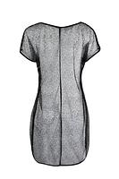 Sukienka plażowa wykonana z siateczki to idealne uzupełnienie kostiumu kąpielowego.
Fason luźny, tył wydłużony. szeroki rękaw.
Skład surowcowy: Sukienka – 94% Poliamid, 6% Elastan