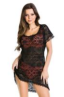 Sukienka plażowa wykonana z bogato zdobionego plenu.
Fason luźny, przód nieco krótszy, szeroki rękaw wykończony koronką.
Dekolt i dół ozdobiony haftem.
Skład surowcowy: 94% Poliamid, 6% Elastan