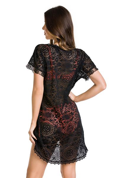 Sukienka plażowa wykonana z bogato zdobionego plenu.
Fason luźny, przód nieco krótszy, szeroki rękaw wykończony koronką.
Dekolt i dół ozdobiony haftem.
Skład surowcowy: 94% Poliamid, 6% Elastan