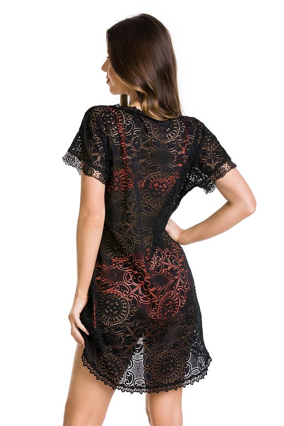 Sukienka plażowa wykonana z bogato zdobionego plenu.
Fason luźny, przód nieco krótszy, szeroki rękaw wykończony koronką.
Dekolt i dół ozdobiony haftem.
Skład surowcowy: 94% Poliamid, 6% Elastan