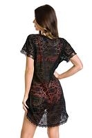 Sukienka plażowa wykonana z bogato zdobionego plenu.
Fason luźny, przód nieco krótszy, szeroki rękaw wykończony koronką.
Dekolt i dół ozdobiony haftem.
Skład surowcowy: 94% Poliamid, 6% Elastan