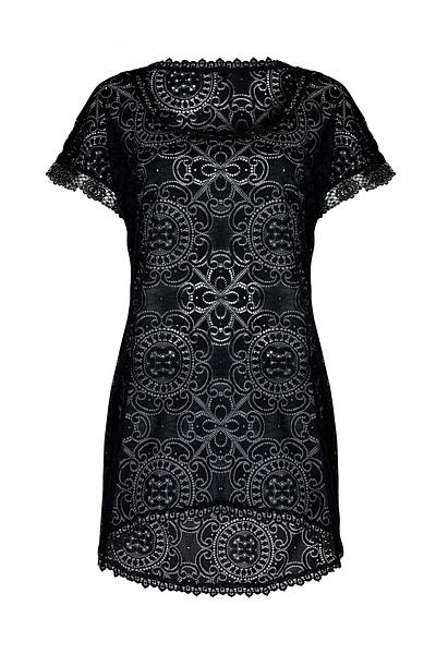 Sukienka plażowa wykonana z bogato zdobionego plenu.
Fason luźny, przód nieco krótszy, szeroki rękaw wykończony koronką.
Dekolt i dół ozdobiony haftem.
Skład surowcowy: 94% Poliamid, 6% Elastan