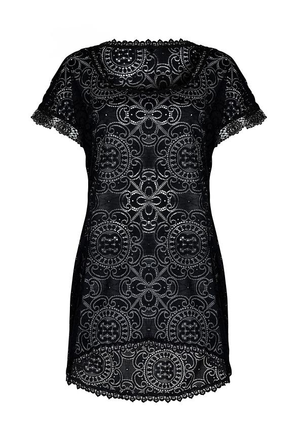 Sukienka plażowa wykonana z bogato zdobionego plenu.
Fason luźny, przód nieco krótszy, szeroki rękaw wykończony koronką.
Dekolt i dół ozdobiony haftem.
Skład surowcowy: 94% Poliamid, 6% Elastan