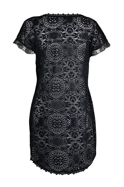 Sukienka plażowa wykonana z bogato zdobionego plenu.
Fason luźny, przód nieco krótszy, szeroki rękaw wykończony koronką.
Dekolt i dół ozdobiony haftem.
Skład surowcowy: 94% Poliamid, 6% Elastan