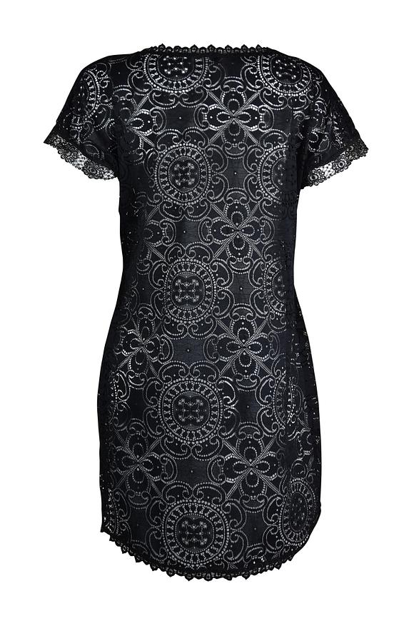 Sukienka plażowa wykonana z bogato zdobionego plenu.
Fason luźny, przód nieco krótszy, szeroki rękaw wykończony koronką.
Dekolt i dół ozdobiony haftem.
Skład surowcowy: 94% Poliamid, 6% Elastan