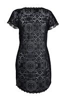 Sukienka plażowa wykonana z bogato zdobionego plenu.
Fason luźny, przód nieco krótszy, szeroki rękaw wykończony koronką.
Dekolt i dół ozdobiony haftem.
Skład surowcowy: 94% Poliamid, 6% Elastan