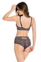 Figi klasyczne w grafitowym kolorze, przód zdobi kolorowy plen w kwiaty, w górnej części koronka.
Tył wykończony miękką koronką, góra z mikrofibry, środek z plenu. Bawełniany klin.
Skład surowcowy: 78%Poliamid, 12% Elastan, 5Poliestre, 5%Bawełna.
 