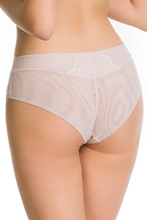 Figi pełne Fiori wykonane są z wysokiej jakości tiulu, microfibry i haftu.
Przód fig to miękka i przyjemna w dotyku microfibra. Boki ozdonione haftem w delikatne kremowo beżowe kwiatuszki.
Tył wykonany z podwójnie złożonego  tiulu nie odznacza się pod obcisłymi ubraniami. W górnej części znajduje się microfibra z naszytym kwiatowym haftem.
Całość tworzy niebanalną kompozycję na każdą okazję i udowadnia, że beżowa bielizna nie musi być nudna.
 
Skład: 78% Poliamid, 5% Poliester, 12% Elastan, 5% Bawełna