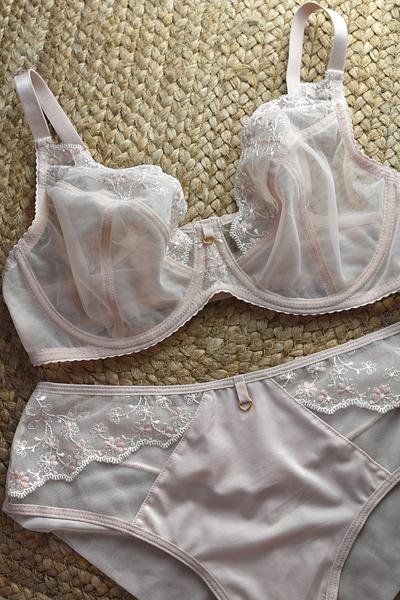 Figi pełne Fiori wykonane są z wysokiej jakości tiulu, microfibry i haftu.
Przód fig to miękka i przyjemna w dotyku microfibra. Boki ozdonione haftem w delikatne kremowo beżowe kwiatuszki.
Tył wykonany z podwójnie złożonego  tiulu nie odznacza się pod obcisłymi ubraniami. W górnej części znajduje się microfibra z naszytym kwiatowym haftem.
Całość tworzy niebanalną kompozycję na każdą okazję i udowadnia, że beżowa bielizna nie musi być nudna.
 
Skład: 78% Poliamid, 5% Poliester, 12% Elastan, 5% Bawełna