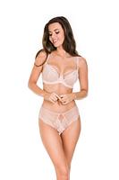 Figi Dream to zmysłowy, delikatny, a jednocześnie elegancki model wykonany w całości z delikatnej miękkiej koronki. Te figi to mgiełka dla naszego ciała, doskonałe na upalne dni oraz pod cienkie ubrania. Dodatkową ozdobą fig jest złote piórko, które określa lekkość tego modelu.
Skład: 78% Poliamid, 5% Poliester, 12% Elastan, 5% Bawełna
 