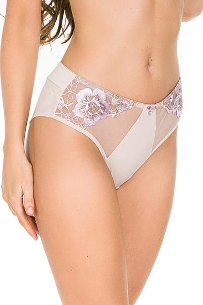 Klasyczne figi o pełniejszym kroju, przód z mikrofibry, boczki z siatki i haftu z kwiatowym motywem i złotą nitką.
Tył z podwójnego tiulu, góra z wstawką z haftu.
Bawełniany klin.
Skład surowcowy: 78%Poliamid, 12%Elastan, 5%Poliester, 5%Bawełna.