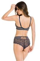 Biustonosz miękki  z fiszbinami.
Miseczki z beżowej siatki, na którą naszyty jest wzorzysty plen-motyw kwiatowy na grafitowym podkładzie.
Boczki z mikrofibry-wzmocnione fiszbiną, grafitowe ramiączka, bawet z koronki, środek zdobi zółta kokardka.
Pewna i sprawdzona konstrukcja z modelu Deziro dedykowana dla średnichi dużych biustów.
Skład surowcowy: 85%Poliamid, 10% Elastan, 5%Poliester.
 