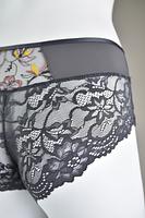 Biustonosz miękki  z fiszbinami.
Miseczki z beżowej siatki, na którą naszyty jest wzorzysty plen-motyw kwiatowy na grafitowym podkładzie.
Boczki z mikrofibry-wzmocnione fiszbiną, grafitowe ramiączka, bawet z koronki, środek zdobi zółta kokardka.
Pewna i sprawdzona konstrukcja z modelu Deziro dedykowana dla średnichi dużych biustów.
Skład surowcowy: 85%Poliamid, 10% Elastan, 5%Poliester.
 