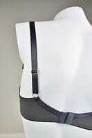 Biustonosz miękki  z fiszbinami.
Miseczki z beżowej siatki, na którą naszyty jest wzorzysty plen-motyw kwiatowy na grafitowym podkładzie.
Boczki z mikrofibry-wzmocnione fiszbiną, grafitowe ramiączka, bawet z koronki, środek zdobi zółta kokardka.
Pewna i sprawdzona konstrukcja z modelu Deziro dedykowana dla średnichi dużych biustów.
Skład surowcowy: 85%Poliamid, 10% Elastan, 5%Poliester.
 