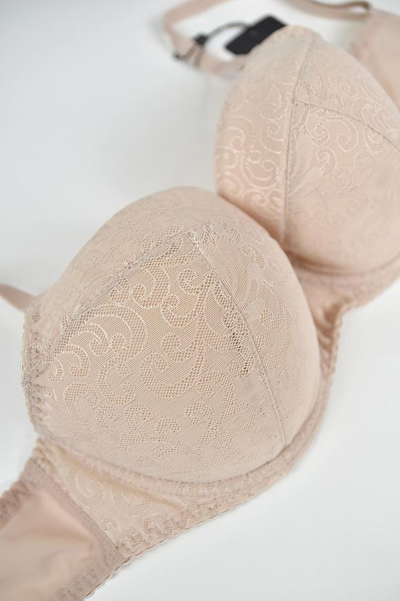 Biustonosz cały usztywniony. Miseczki pokryte gładkim plenem. 
Biustonosz sprawdzi sie na średnim i dużym biuście, okala i unosi piersi a usztywnienie zarówno górnej jak i dolnej miseczki zapewni doskonały kształt piersi w każdej kondycji.
Ramiączka regulowane, nieodpinane. 
Skład surowcowy: 88%Poliamid, 8%Bawełna, 4%Elastan