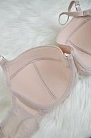 Biustonosz cały usztywniony. Miseczki pokryte gładkim plenem. 
Biustonosz sprawdzi sie na średnim i dużym biuście, okala i unosi piersi a usztywnienie zarówno górnej jak i dolnej miseczki zapewni doskonały kształt piersi w każdej kondycji.
Ramiączka regulowane, nieodpinane. 
Skład surowcowy: 88%Poliamid, 8%Bawełna, 4%Elastan