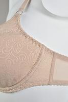 Biustonosz cały usztywniony. Miseczki pokryte gładkim plenem. 
Biustonosz sprawdzi sie na średnim i dużym biuście, okala i unosi piersi a usztywnienie zarówno górnej jak i dolnej miseczki zapewni doskonały kształt piersi w każdej kondycji.
Ramiączka regulowane, nieodpinane. 
Skład surowcowy: 88%Poliamid, 8%Bawełna, 4%Elastan