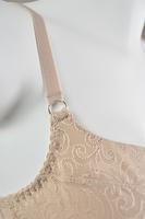 Biustonosz cały usztywniony. Miseczki pokryte gładkim plenem. 
Biustonosz sprawdzi sie na średnim i dużym biuście, okala i unosi piersi a usztywnienie zarówno górnej jak i dolnej miseczki zapewni doskonały kształt piersi w każdej kondycji.
Ramiączka regulowane, nieodpinane. 
Skład surowcowy: 88%Poliamid, 8%Bawełna, 4%Elastan