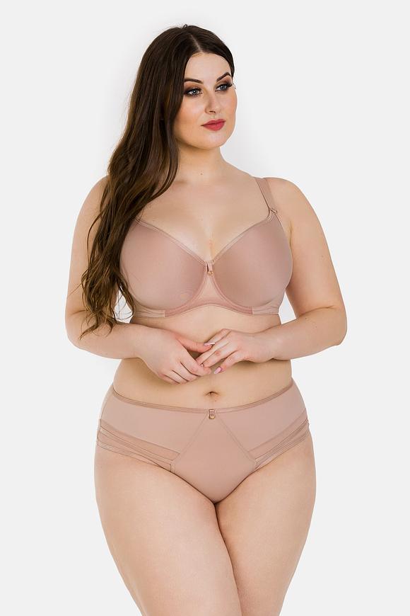 


Biustonosz typu SPACER, jego główne cechy to lekkość, oddychalność oraz trójwymiarowa struktura wykonana z materiału zwanego "spacer fabric". Miski biustonosza są stworzone z tej specjalnej tkaniny, która składa się z dwóch cienkich warstw połączonych włókniną dystansową. To zapewnia przepływ powietrza i lekkość materiału, co może być szczególnie komfortowe w codziennym noszeniu.
Dodatkowo, biustonosz posiada wszyty tiul w okolicach mostka, co może dodatkowo zwiększać komfort noszenia. Na środku biustonosza znajduje się element biżuterii, co dodaje mu estetyki i elegancji. Miski są dodatkowo wzmocnione bocznym panelem z tiulu, co może zapewniać dodatkowe wsparcie i kształtowanie biustu.
Warto zauważyć, że biustonosz nie posiada bocznych fiszbin, co może być cenione przez osoby, które preferują wygodę i naturalne dopasowanie. Boki i tył biustonosza wykonane są z mikrofibry, co może dodatkowo przyczynić się do komfortu noszenia.
Skład: 85% poliamid, 10% elastanu i 5% poliestru. 
Te składniki materiału są powszechnie używane w produkcji bielizny, zapewniając elastyczność, trwałość i komfort noszenia.



 