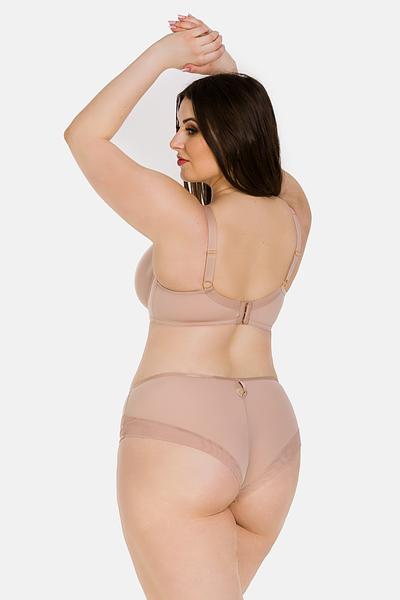 


Biustonosz typu SPACER, jego główne cechy to lekkość, oddychalność oraz trójwymiarowa struktura wykonana z materiału zwanego "spacer fabric". Miski biustonosza są stworzone z tej specjalnej tkaniny, która składa się z dwóch cienkich warstw połączonych włókniną dystansową. To zapewnia przepływ powietrza i lekkość materiału, co może być szczególnie komfortowe w codziennym noszeniu.
Dodatkowo, biustonosz posiada wszyty tiul w okolicach mostka, co może dodatkowo zwiększać komfort noszenia. Na środku biustonosza znajduje się element biżuterii, co dodaje mu estetyki i elegancji. Miski są dodatkowo wzmocnione bocznym panelem z tiulu, co może zapewniać dodatkowe wsparcie i kształtowanie biustu.
Warto zauważyć, że biustonosz nie posiada bocznych fiszbin, co może być cenione przez osoby, które preferują wygodę i naturalne dopasowanie. Boki i tył biustonosza wykonane są z mikrofibry, co może dodatkowo przyczynić się do komfortu noszenia.
Skład: 85% poliamid, 10% elastanu i 5% poliestru. 
Te składniki materiału są powszechnie używane w produkcji bielizny, zapewniając elastyczność, trwałość i komfort noszenia.



 