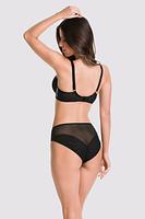 Figi klasyczne wykonane z czarnego tiulu, przód ozdobiony haftem, tył wykończony na płasko.
Skład: 78% Poliamid, 12% Elastan, 5% Poliester, 5%Bawełna