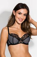 Miękki biustonosz Palermo zachwyca finezyjnym połączeniem materiałów i detali, oferując wyjątkowy komfort i styl. Miseczki w dolnej części wykonane są z delikatnego tiulu, który został pokryty elegancką, szarą siateczką, nadając całości subtelny wygląd. Obwód biustonosza, podobnie jak miseczki, również wykonany jest z tiulu obszytego siatką, co zapewnia lekkość i przewiewność. Brak bocznych fiszbin podnosi komfort noszenia. Przeszycia zostały dyskretnie przykryte czarnymi taśmami, które dodają biustonoszowi eleganckiego wykończenia. Górna linia miseczek jest ozdobiona delikatną czarną koronką, co dodaje całości zmysłowego uroku.
Konstrukcja-Deziro
Biustonosz idealnie sprawdzi się na średnim i dużym biuście.
Skład: 85% Poliamid, 10% Elastan, 5% Poliester