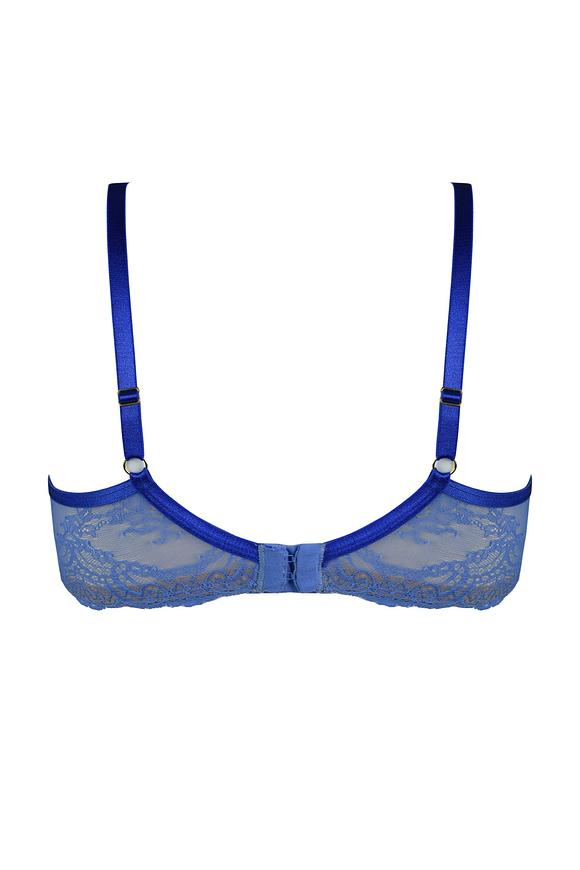 Biustonosz miękki z fiszbinami.
Miseczki wykonane z beżowej siatki pokrytej błękitną koronką, która delikatnie wychodzi ponad miseczki. Taśmy w ciemniejszym odcieniu kontrastują z całością a ozdoba na środku dodaje uroku. Obwód z siatki obszytej koronką, bez bocznej fiszbiny. 
Biustonosz dedykowany dla średnich i dużych biustów.
Konstrukcja MS1 DEZIRO
Skład: 85% Poliamid, 10% Elastan, 5% Poliester
 
 