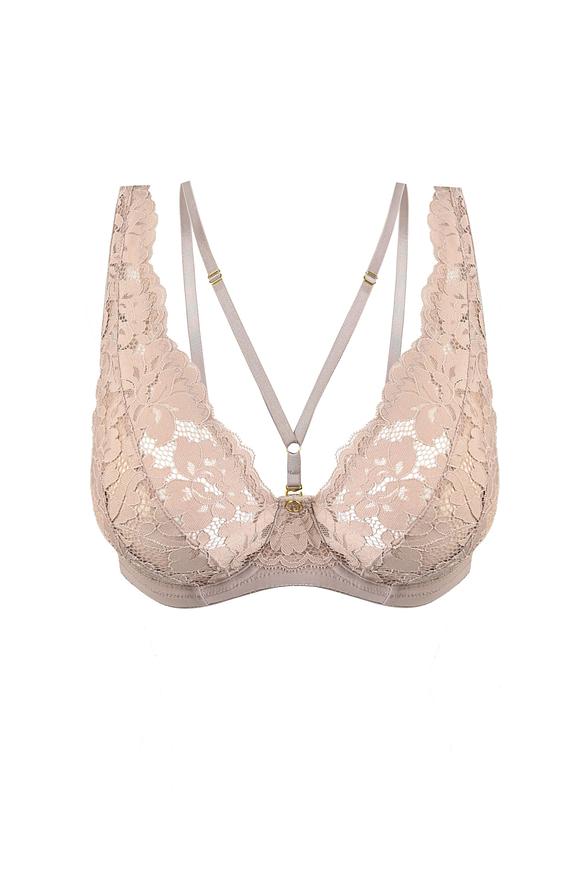 Biustonosz o kroju bralette, miękki z fiszbinami.
Miseczki wykonane zostały z siatki pokrytej bogatą koronką. W dekolcie znajduje się odpinany straps przechodzący na plecy.
Konstrukcja lekka, idelalna na lato, kształtuje biust w naturalny sposób.
Obwód z siatki, model nie posiada bocznej fiszbiny.
Skład surowcowy: 85% Poliamid, 10% Elastan, 5% Poliester.