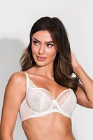 

Biustonosz Coco opiera się na bestsellerowej konstrukcji Deziro. Miseczki wykonane są z delikatnej kremowej siatki, która jest pokryta koronką w kolorze śmietany i moreli, tworząc apetyczny i wyjątkowy efekt. 
Wyjątkowość tego modelu podkreśla finezyjne wysunięcie koronki poza miseczkę, co tworzy piękny dekolt oraz dodaje mu subtelnego uroku.Konstrukcja miękkich miseczek zapewnia naturalne dopasowanie do kształtu biustu, jednocześnie oferując komfort noszenia przez cały dzień. Wykorzystanie wysokiej jakości materiałów gwarantuje trwałość oraz zachowanie estetycznego wyglądu biustonosza.
Dzięki połączeniu wyjątkowego designu, subtelnych detali oraz wygodnego kroju, ten biustonosz jest doskonałym wyborem dla kobiet poszukujących połączenia stylu i komfortu.
Dzięki solidnej konstrukcji biustonosza, kształt i podparcie biustu są zapewnione, co gwarantuje nie tylko estetyczny wygląd, ale także wygodę noszenia przez cały dzień.

