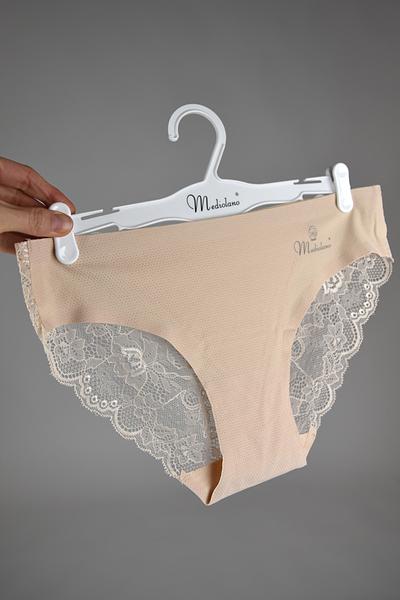 Klasyczne figi damskie z delikatnej, perforowanej mikrofibry, cienkie i delikatne wykończenie, tył ozdobiony koronką
Skład surowcowy: 85% Poliamid, 15% Elastan