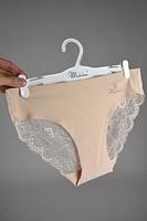 Klasyczne figi damskie z delikatnej, perforowanej mikrofibry, cienkie i delikatne wykończenie, tył ozdobiony koronką
Skład surowcowy: 85% Poliamid, 15% Elastan