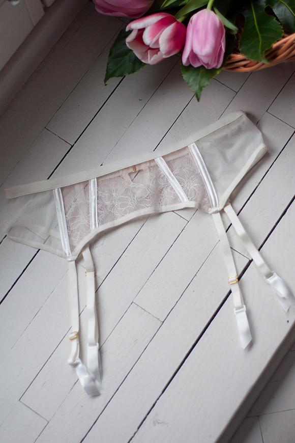 Pas do pończoch
Pas nie posiada zapiecia, wkładany jest jak figi, zapięcia do pończoch na metalowe haczyki
Skład surowcowy:
78%Poliamid, 12%Elastan, 5%Pliester, 5%Bawełna