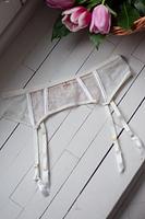 Pas do pończoch
Pas nie posiada zapiecia, wkładany jest jak figi, zapięcia do pończoch na metalowe haczyki
Skład surowcowy:
78%Poliamid, 12%Elastan, 5%Pliester, 5%Bawełna