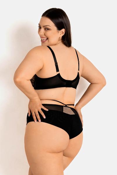 Podkreśl swoją kobiecość z elegancją i wygodą dzięki biustonoszowi Monaco Soft 19245 Black od Mediolano. To miękki biustonosz typu soft z głęboką miseczką, który perfekcyjnie modeluje biust, zapewniając naturalny kształt i subtelne uniesienie. Transparentna koronka w klasycznej czerni dodaje zmysłowości, a szerokie ramiączka gwarantują wygodę nawet przy większym rozmiarze. Regulowane ramiączka i klasyczne zapięcie na haftki pozwalają na idealne dopasowanie do sylwetki.
Model polecany na duży biust!
Biustonosz Monaco to połączenie ponadczasowego stylu, komfortu i wyrafinowanego designu – idealny na każdą okazję.Skład surowcowy: 85% Poliamid, 10% Elastan, 5% Poliester
 
 